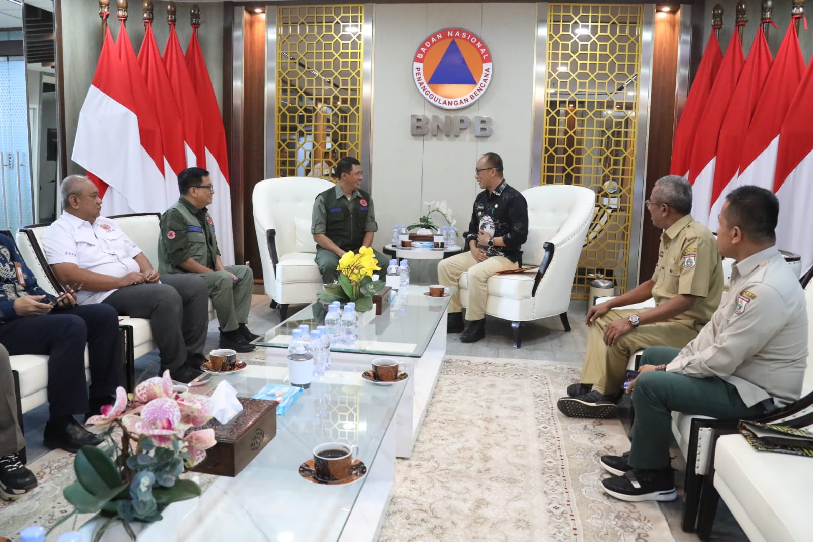 Kepala Badan Nasional Penanggulangan Bencana (BNPB) Letnan Jenderal TNI Suharyanto, S.Sos., M.Si. (rompi hijau dengan kemeja hijau) menerima kunjungan kerja Pj Gubernur Sulawesi Barat Prof. Zudan Arif Fakrulloh, Kepala Pelaksana BPBD Provinsi Sulawesi Barat dan Kepala Bidang Rehabilitasi dan Rekonstruksi BPBD Provinsi Sulawesi Barat di Graha BNPB, Jakata, pada Selasa (18/7).